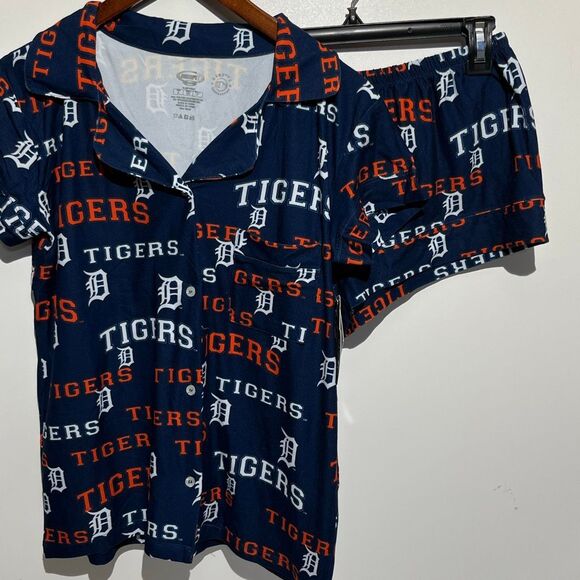 Detroit Tigers Concepts Sport Women's Zest Allover Print Button-Up Shirt & Short - Picture 2 of 12